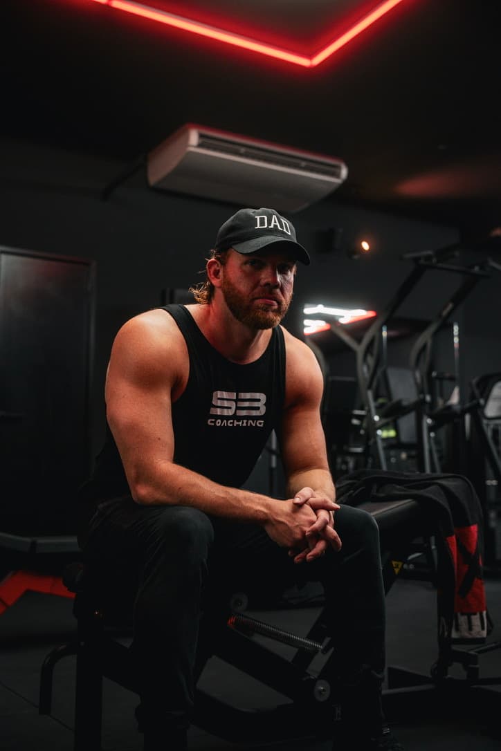 Desny Wijsbroek op het bankje in de gym