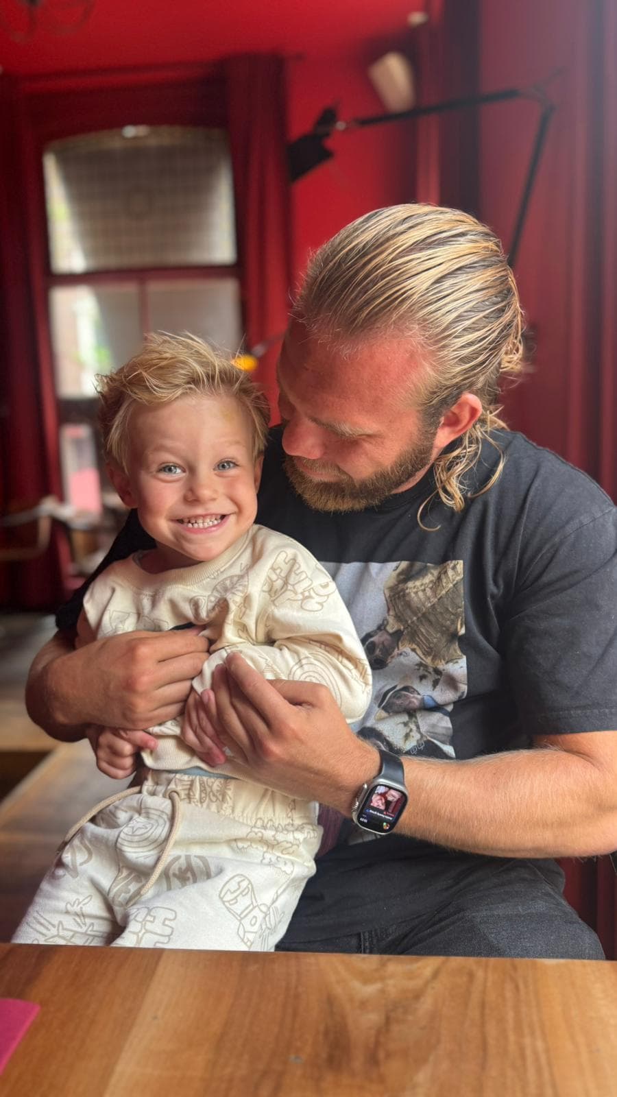 Desny Wijsbroek met zijn lachende zoon Justin