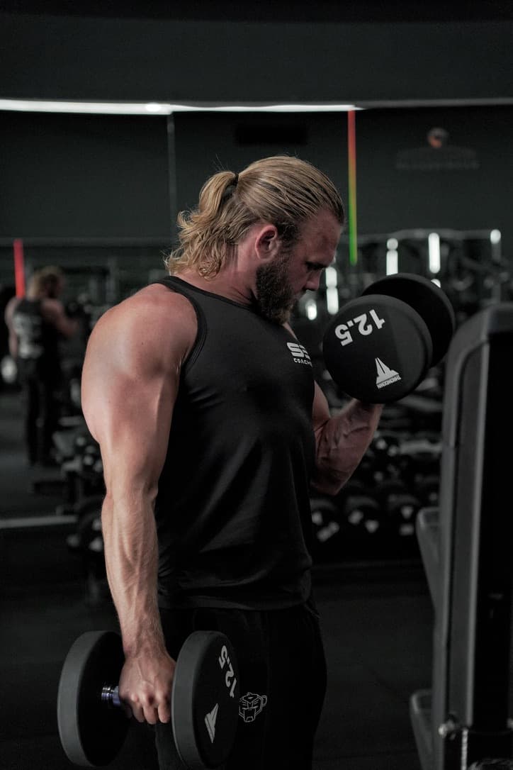 Desny Wijsbroek traint met dumbbells