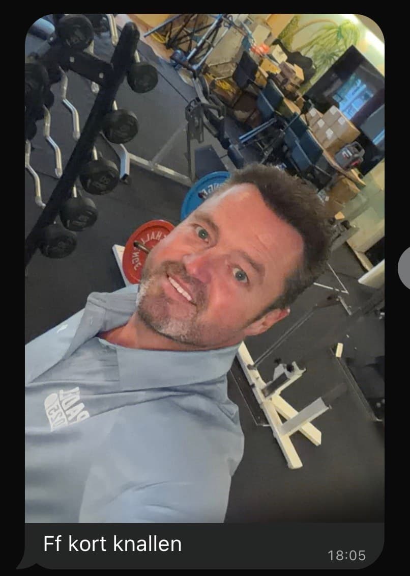 Frans Duijts in zijn gym thuis voor een korte training